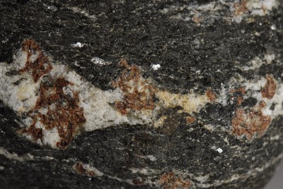 Weißschlieriger Granatamphibolit, Detail
